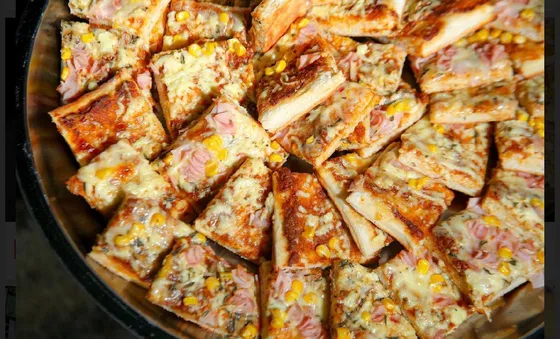 Bandeja con mini pizzas para catering de Casita de Chuao