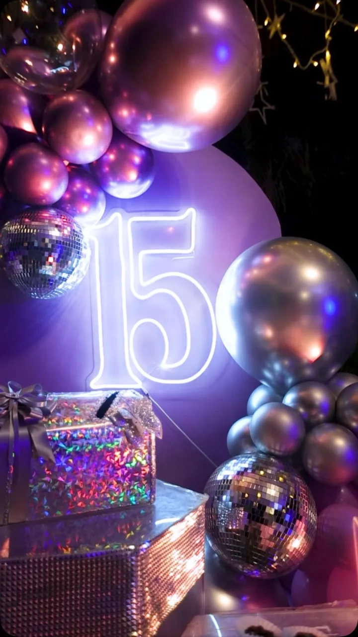 Torta de 15 años y mesa decorada para celebración privada en Casita de Chuao