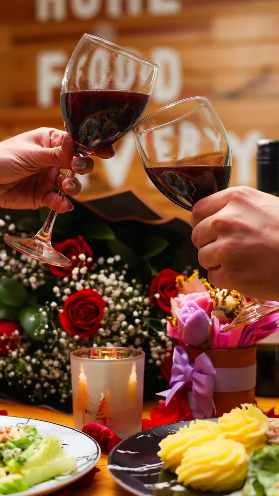 Brindis y flores en una mesa de Casita de Chuao