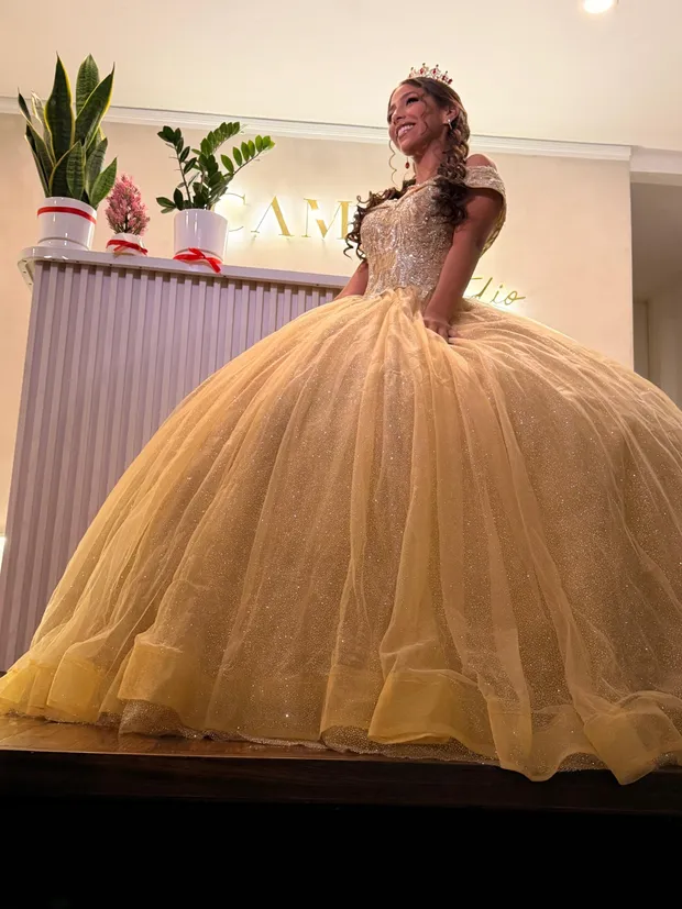 Quinceañera con vestido dorado maquillada en Casita de Chuao