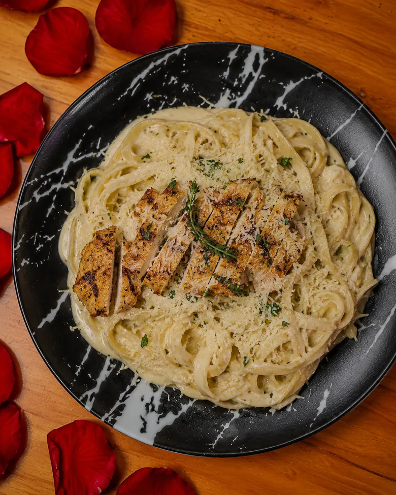 Pasta Alfredo con pollo servida en Casita de Chuao para compartir