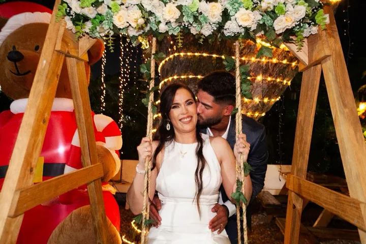 Celebración íntima en Casita de Chuao con pareja en un columpio decorado