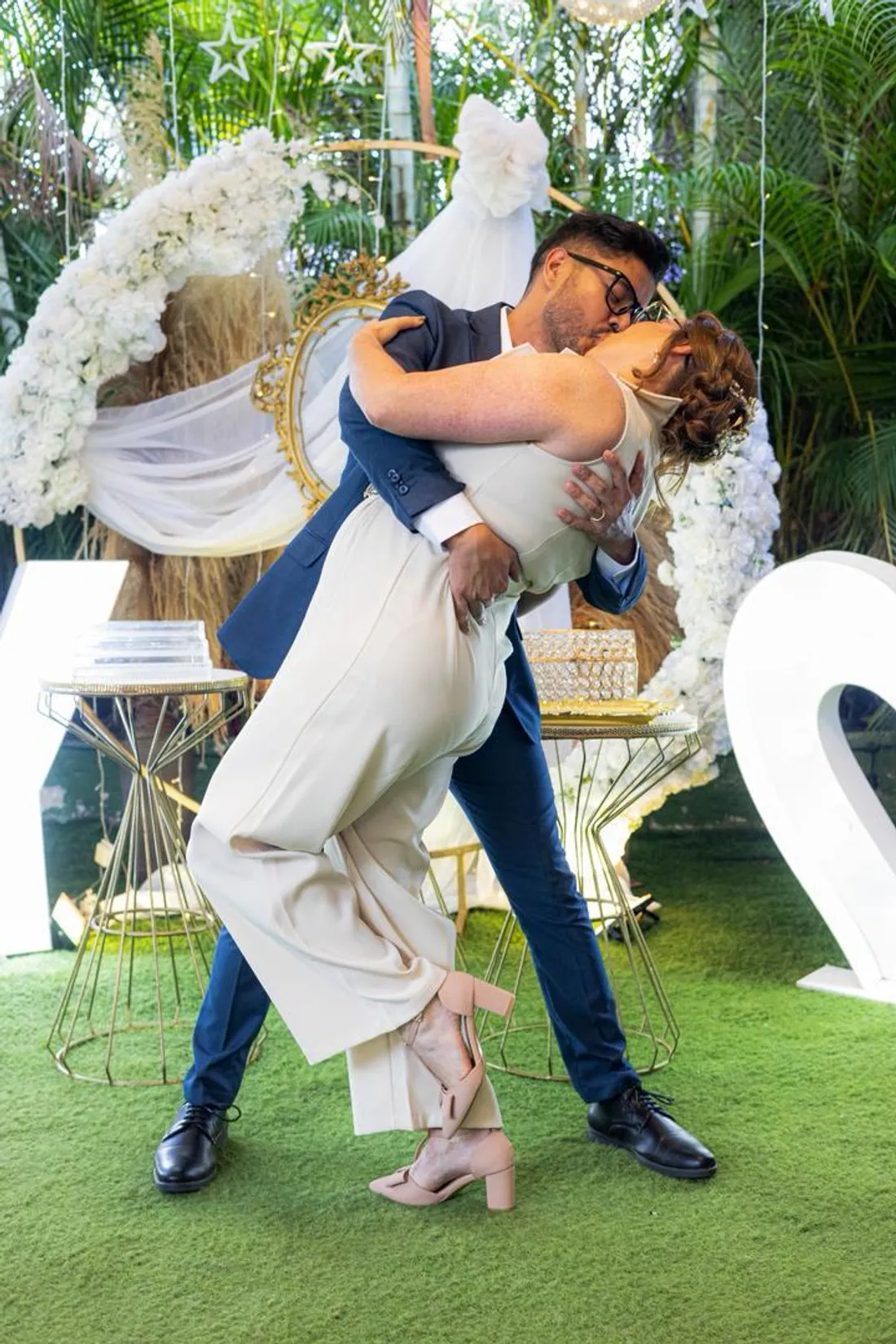 Pareja celebrando en montaje floral de Casita de Chuao