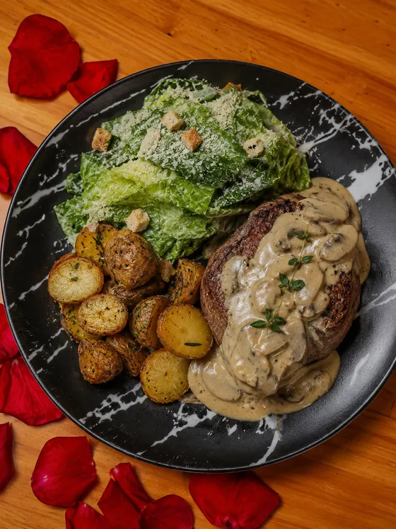 Plato de lomito con champiñones en Casita de Chuao